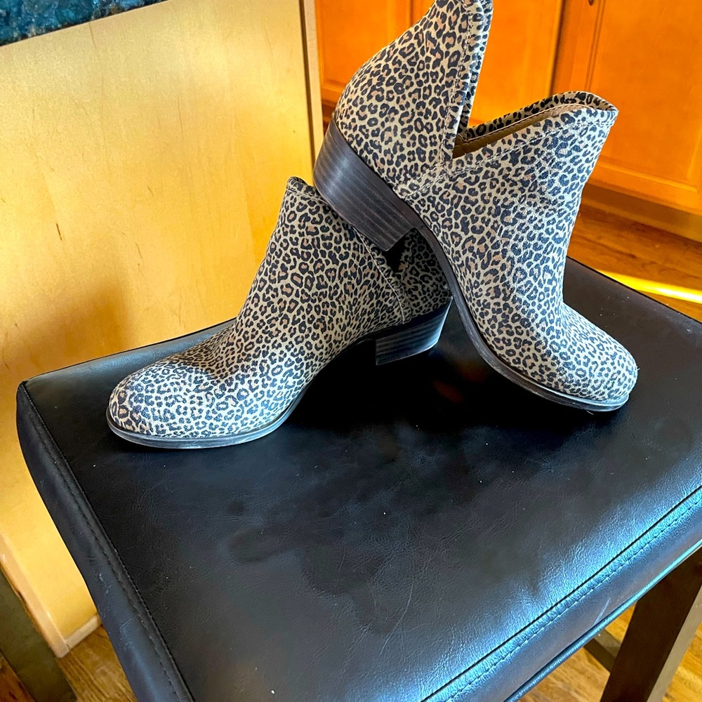 Women’s size 9.5 Lucky Brand Cheetah print booties